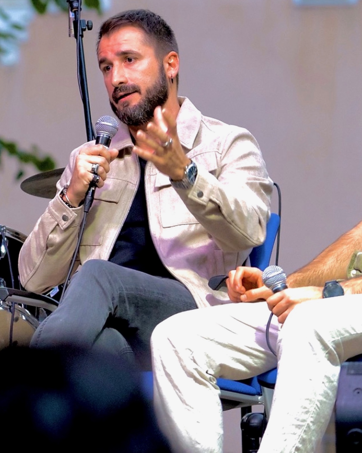 Daniel E. Moncho durante una intervención profesional en un encuentro cultural