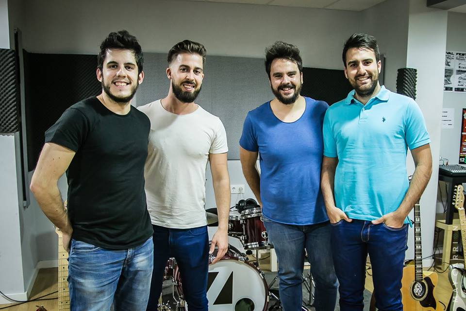 Los cuatro integrantes de Atrezo en su local de ensayo