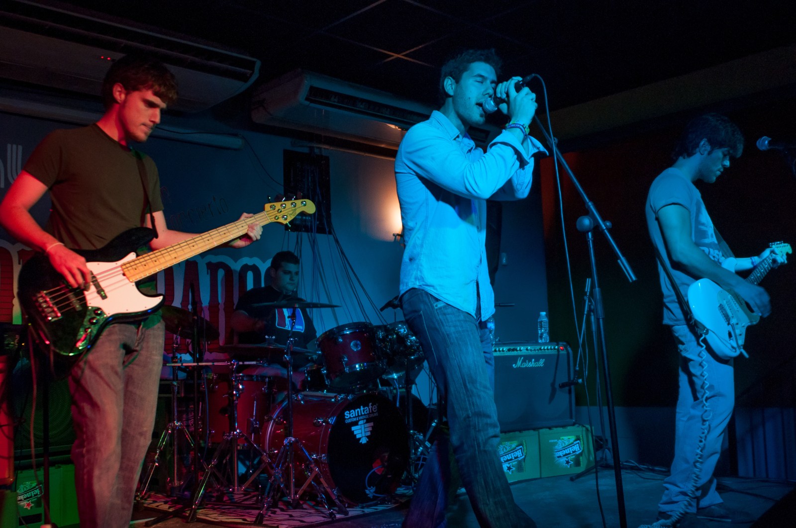 Los cuatro integrantes de One Body Two Heads actuando en Murcia