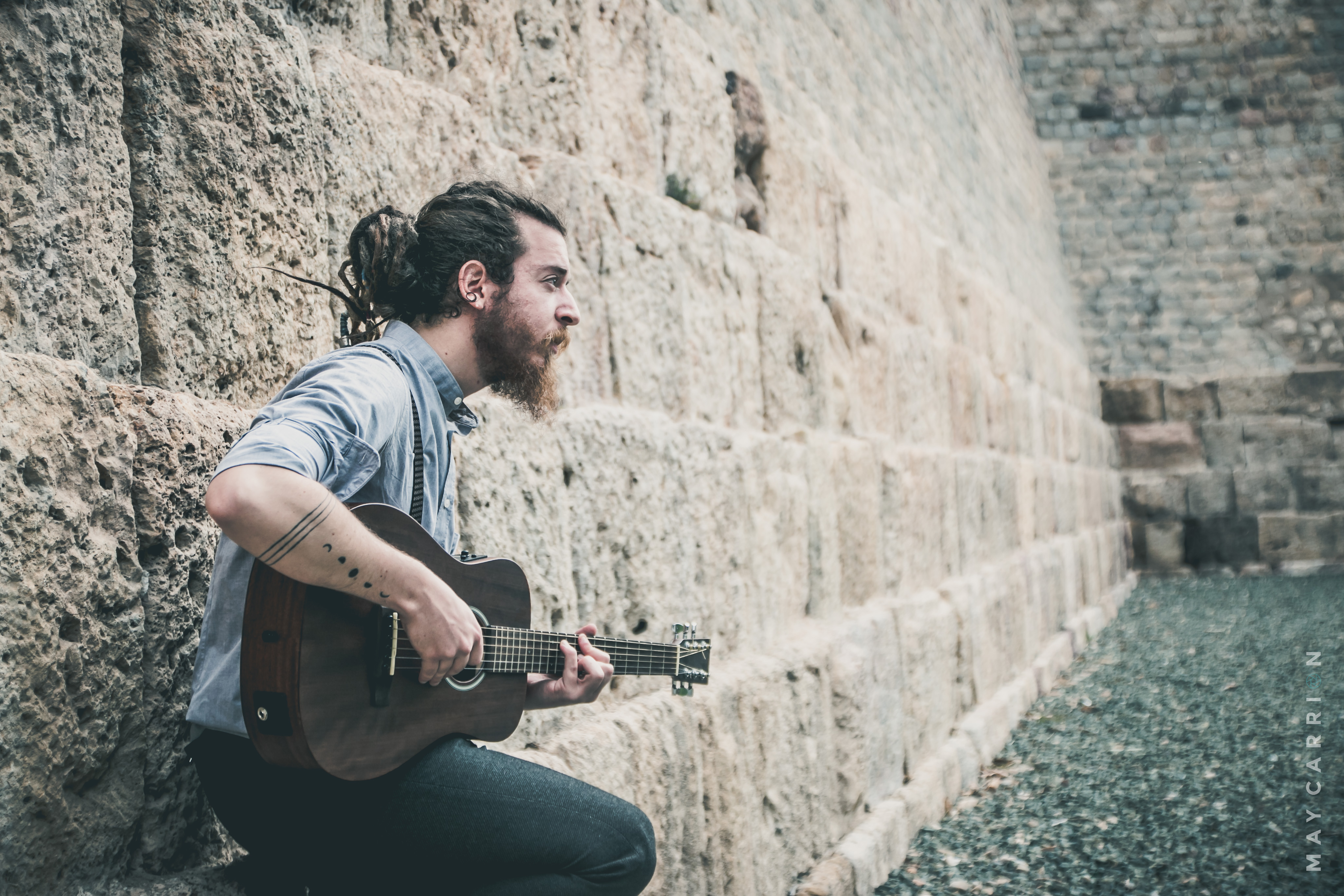 Río Viré con guitarra en una fotografía editorial de May Carrillo