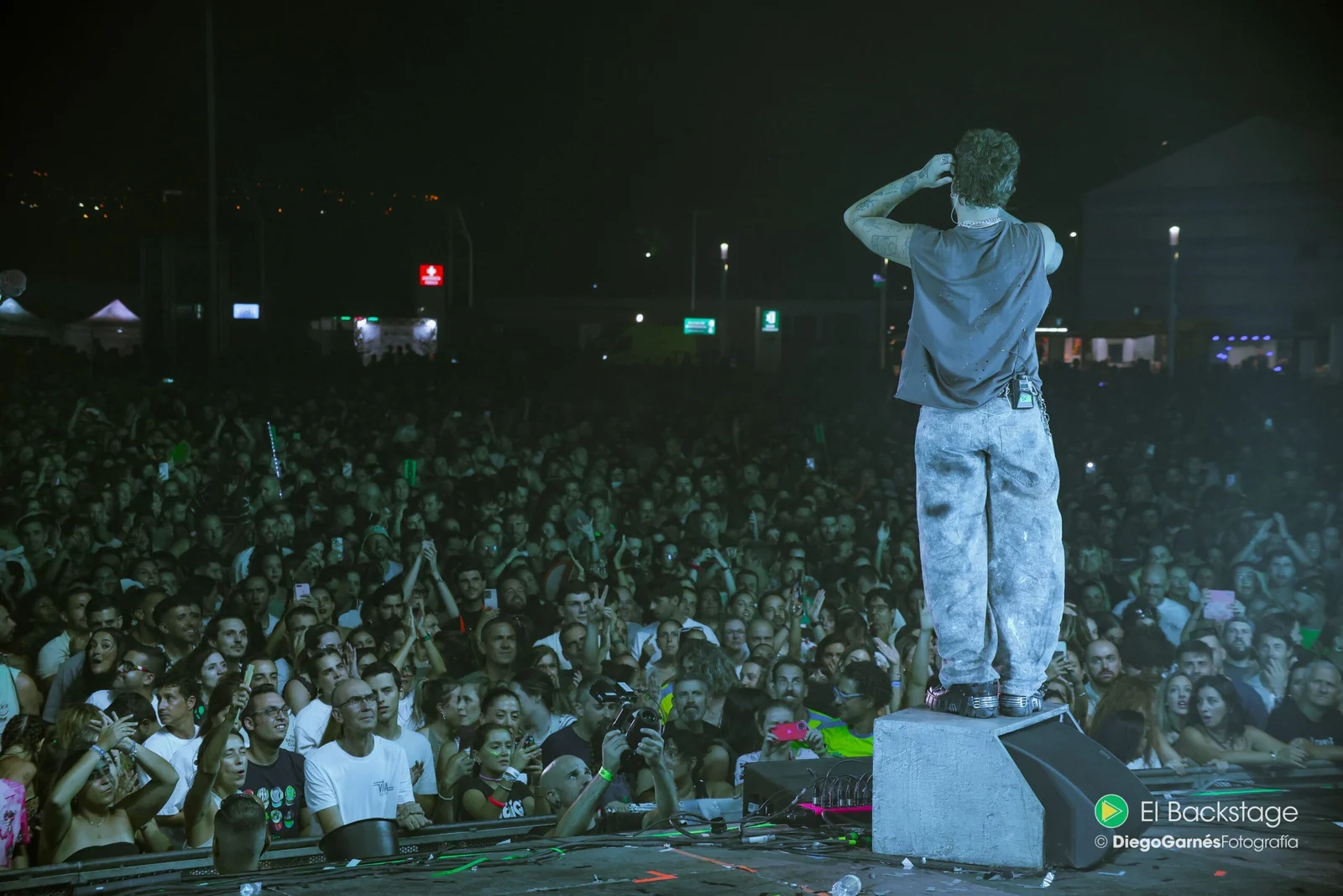 Artista sobre el escenario ante el público durante B-Side Festival